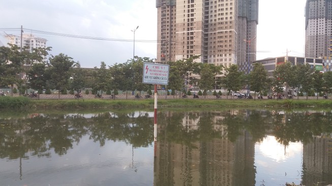 Mặc biển cảnh báo, người dân vô tư buông câu dưới lưới 'tử thần'