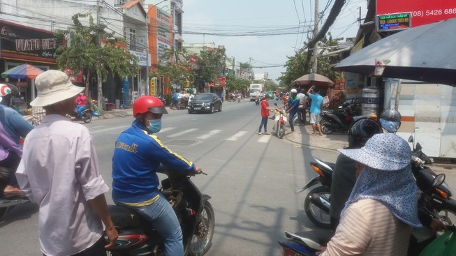 Ngang nhiên dàn cảnh trộm xe ngay giữa chợ