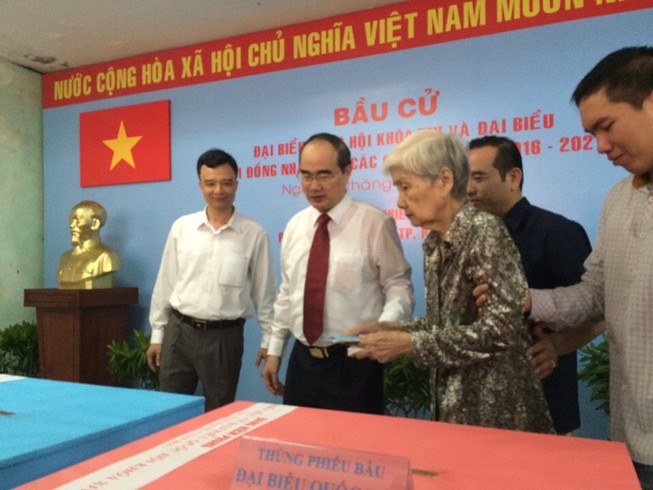 Ông Nguyễn Thiện Nhân đưa mẹ đi bỏ phiếu