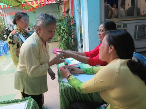 Chùm ảnh: 'Còn sống để đi bầu cử thì cứ đi đã...'