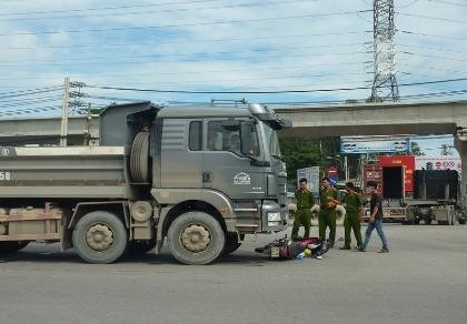 Vượt đèn đỏ, người đàn ông tử vong dưới bánh xe tải