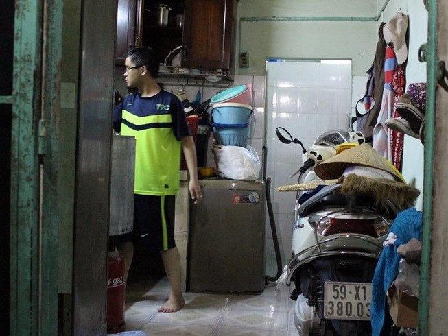 Người dân khổ sở vì nước xối xả tràn vào nhà