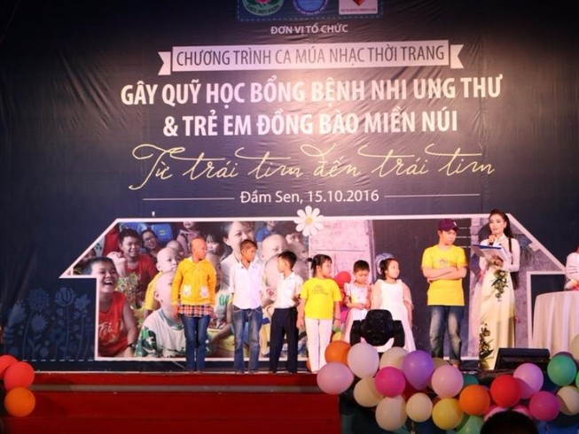 Trẻ song sinh ca hát gây quỹ ủng hộ bệnh nhi ung thư