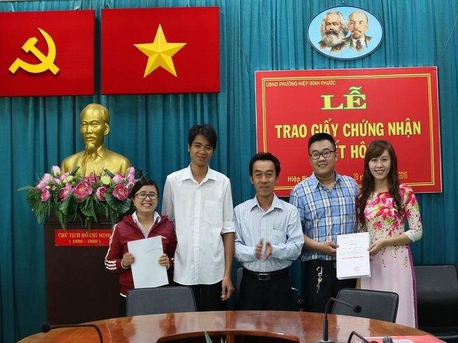 Trao thư chúc mừng cho các cặp đôi mới cưới