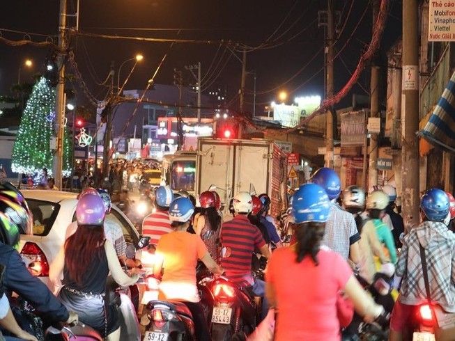 Nườm nượp người đi chơi Noel ngoài ngoại ô thành phố