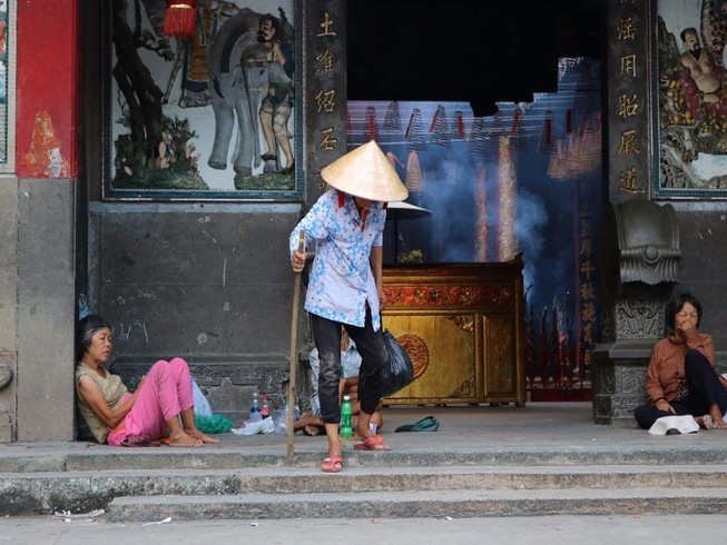 Vu Lan buồn của bà già bán vé số
