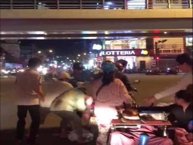 Tranh nhau giật quà từ thiện trong đêm ở Sài Gòn