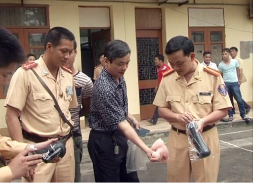 Tóm gọn lô búp bê tình dục đang "ngồi" trên xe khách
