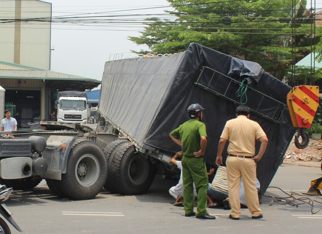 Kinh hãi xe container đang chạy đứt rơ moóc đổ xuống đường