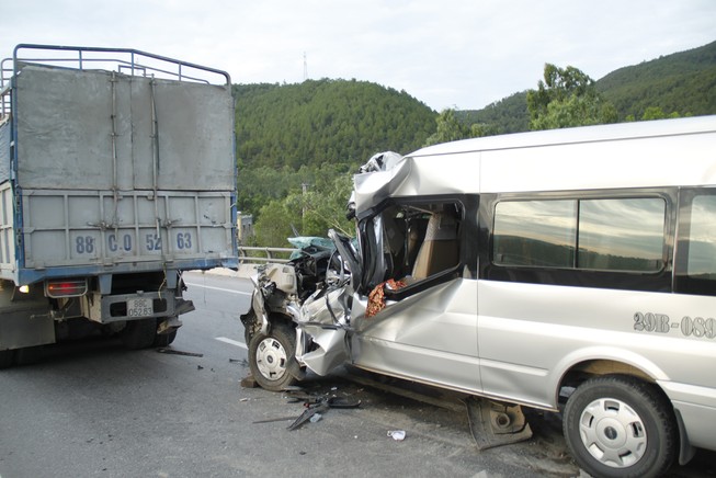 Xe chở khách du lịch đâm vào xe tải, 9 người thương vong