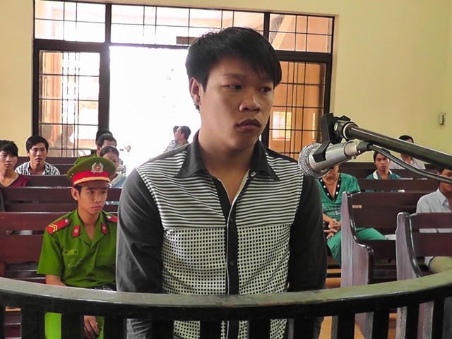 Đỡ nạn nhân dậy cũng bị chém!