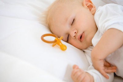 Bé ra nhiều mồ hôi khi ngủ có phải bị còi xương?