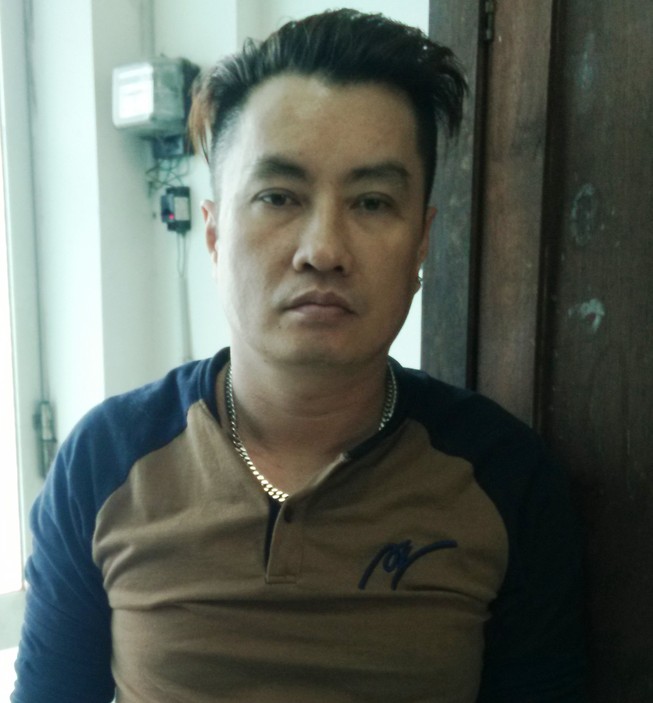 In danh thiếp môi giới mại dâm ở trung tâm Sài Gòn