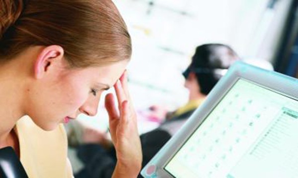 Bí quyết tránh đau đầu khi ngồi làm việc với máy tính?