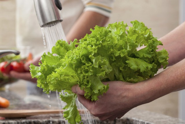 Ngâm rau quả bằng nước muối để khử hóa chất đúng hay sai?