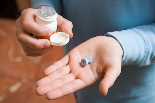 Uống thuốc viên có nên ngậm?