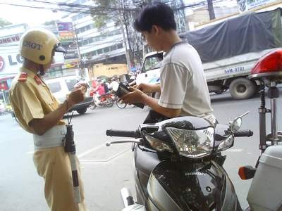 Hai anh em định đốt xe, tấn công cảnh sát