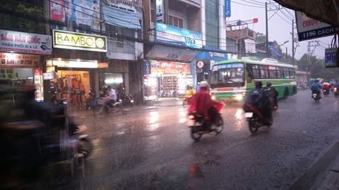 Mưa chuyển mùa, Sài Gòn sớm nắng chiều mưa