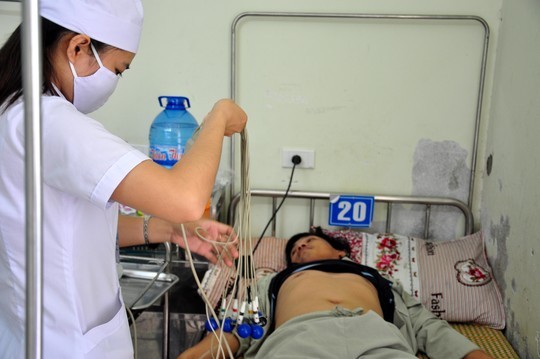 8 người nhập viện vì ăn bánh mì xe đẩy lề đường