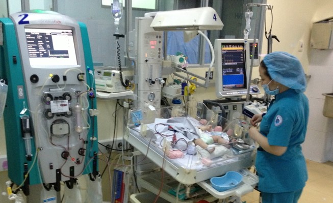Lọc máu liên tục cứu sống bé sơ sinh