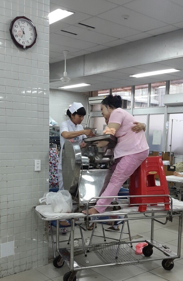 Mang máy xay thịt đi... cấp cứu