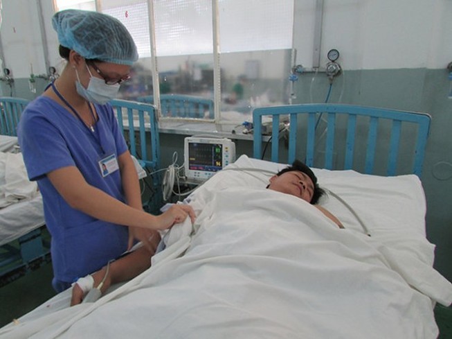 Vấp té khi đang gọt xoài, bị dao đâm thủng tim