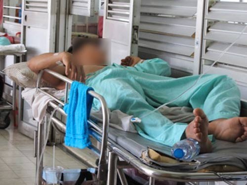 Nhập viện vì bẻ 'súng' để 'tự sướng'