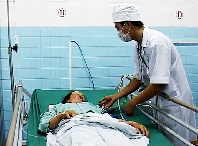 Bị rắn lục đuôi đỏ cắn khi đang gặt lúa