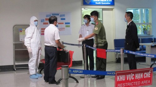 Đo thân nhiệt hành khách đến từ Hàn Quốc tại sân bay