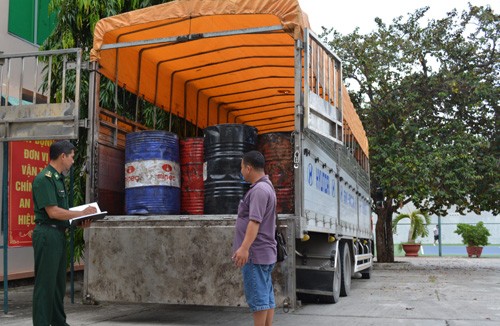 Bắt vụ vận chuyển 9.800 lít nhớt thải không rõ nguồn gốc