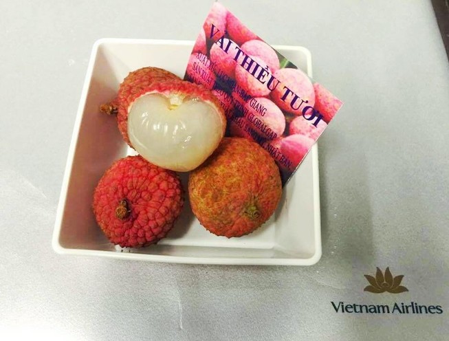 Vietnam Airlines đưa vải thiều tươi vào thực đơn món tráng miệng