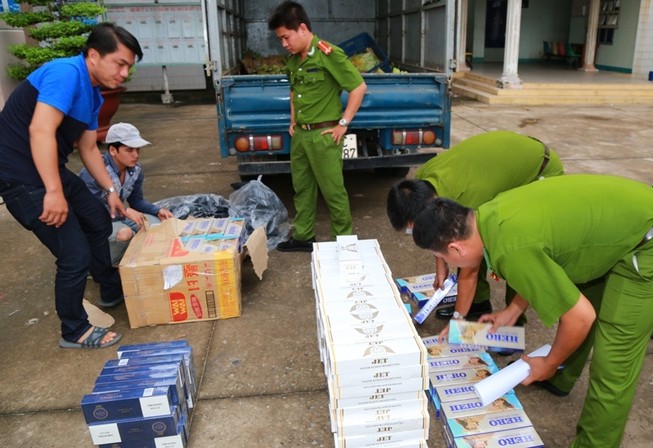Hàng trăm cây thuốc lá lậu trong xe tải chở trái cây