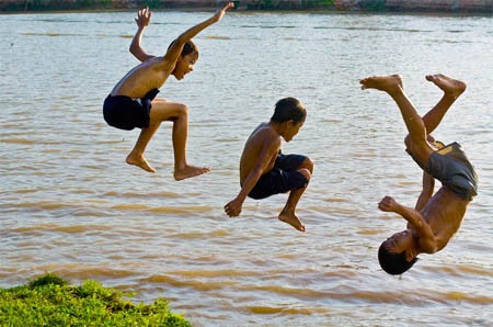 Bố mẹ đi rẫy, 3 con chết đuối dưới ao nhà