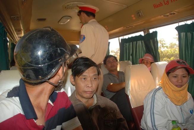 Bắt đối tượng đánh người, hủy hoại tài sản lẩn trốn trên xe khách