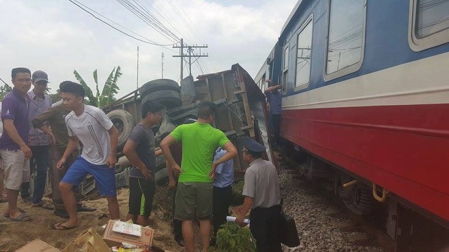 Liều mạng cắt ngang đường tàu, xe tải bị tàu hỏa đâm lật ngửa