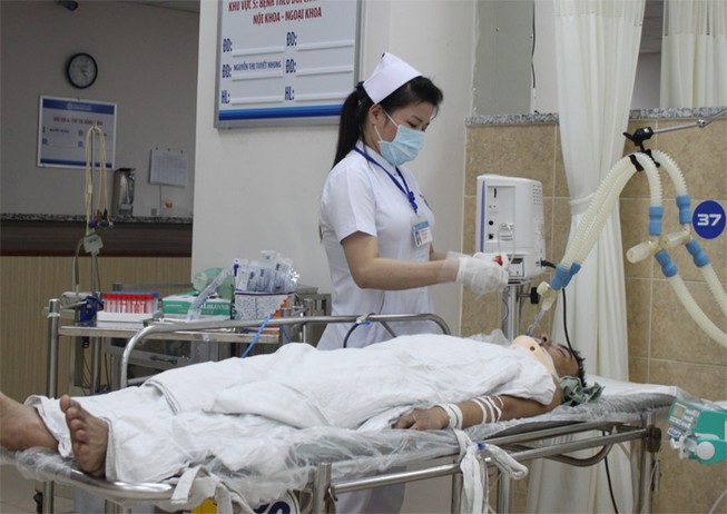 Bị máy cuộn kẹp cổ, một công nhân nguy kịch