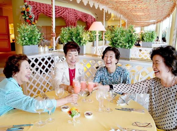 Phụ nữ Nhật chi tiêu rộng tay khi về già