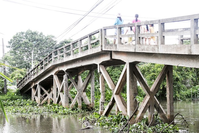 Dân khốn khổ vì đường đi bị bít kín