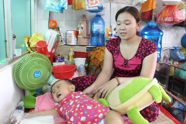 Mạng sống mong manh của bé bị ung thư máu