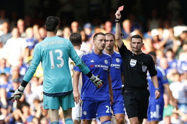 Chelsea kiện chiếc thẻ đỏ của Courtois