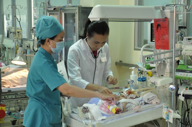 Bộ trưởng y tế gởi thư khen ngợi y bác sĩ cứu bé sơ sinh bị đâm