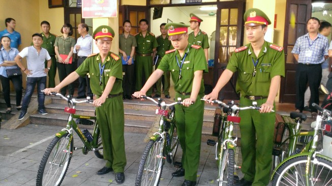 Tuần tra bằng xe đạp, người dân ủng hộ