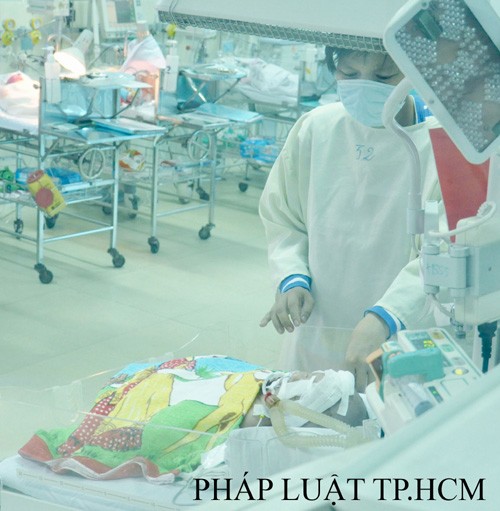 Vụ bé sơ sinh bị đâm vào đầu: Người mẹ xúc động mạnh khi gặp lại con