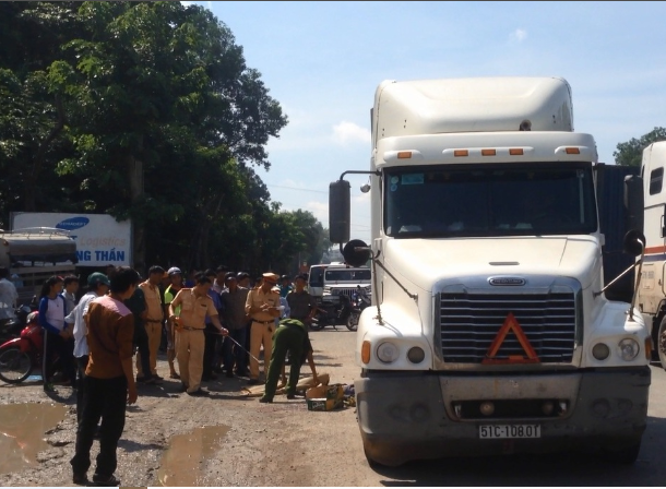 Một thanh niên chết thảm dưới bánh xe container