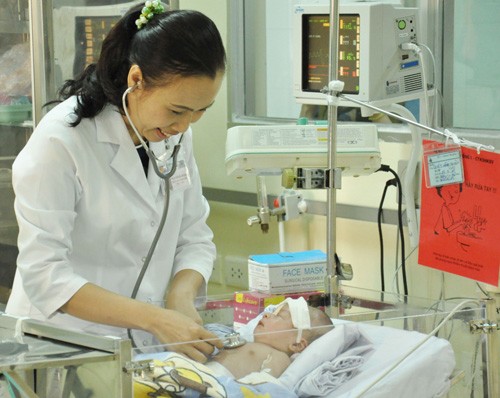 Bé sơ sinh bị đâm vào đầu đã hồi phục ngoạn mục