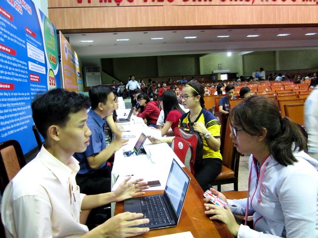 Thầy cô cũng oằn lưng vì xét tuyển đại học