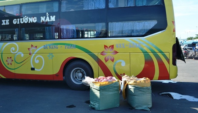 Xe giường nằm chở 2 tạ nội tạng thối đi tiêu thụ