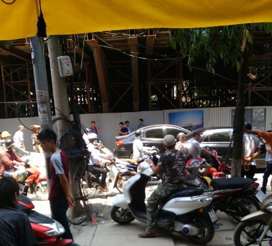 Dự án đường sắt trên cao Cát Linh-Hà Đông: Thanh sắt lại rơi trúng ô tô