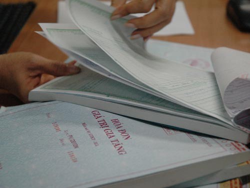 Vụ bán hóa đơn đỏ trái phép hơn 7 tỉ đồng: Khởi tố thêm 2 bị can