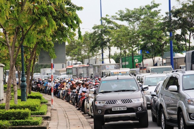 Hàng trăm xe rồng rắn trên đại lộ ngàn tỉ